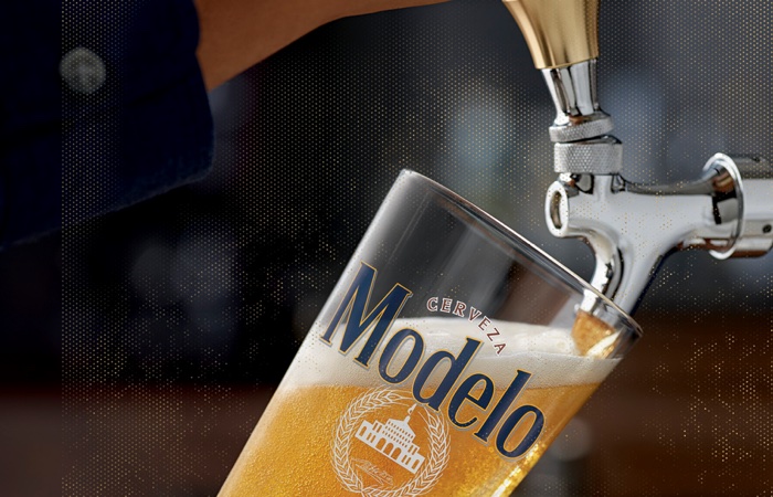 Draft pour into Modelo glass